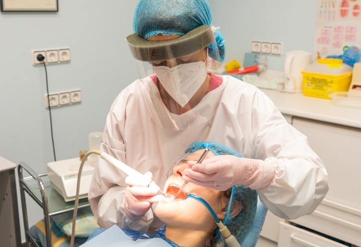 Sesión de higiene dental en el gabinete